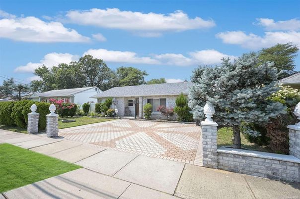Exterior, Facade, Ranch