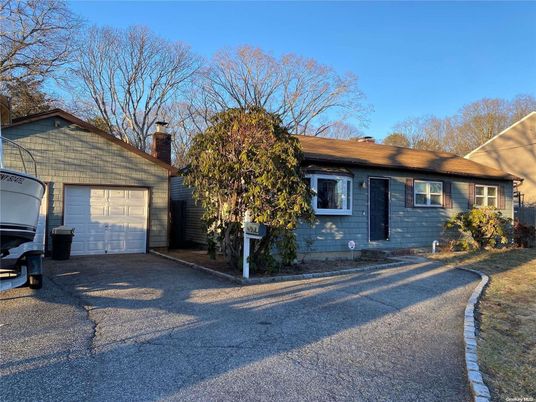 Attached, Exterior, Facade, Cape Cod