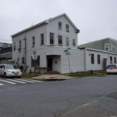 Exterior, Facade, Rowhouse