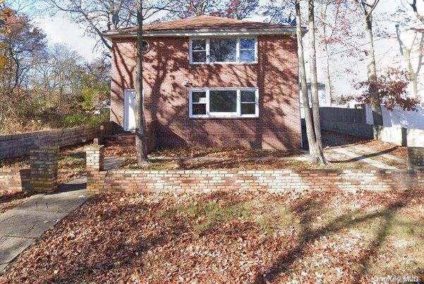 Exterior, Facade, Brick Facade, Split Level