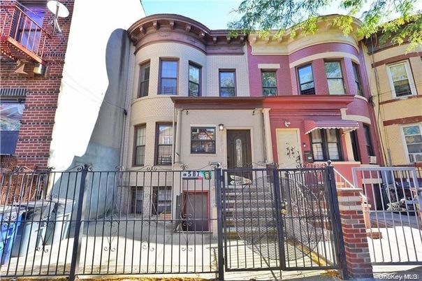 Exterior, Facade, Brick Facade, Rowhouse
