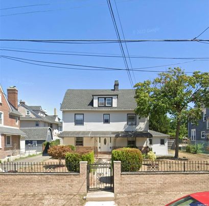 Exterior, Facade, American Foursquare