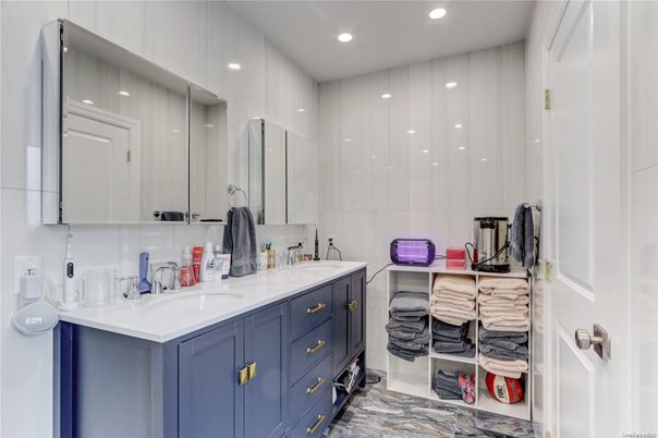 Bathroom, Dual Sink Vanities, Interior, Recessed Lighting