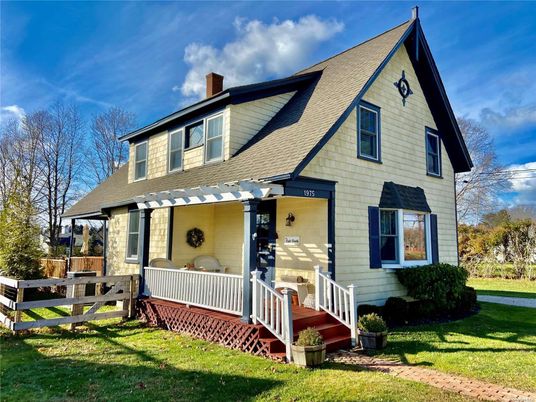 Exterior, Facade, Queen Anne Victorian