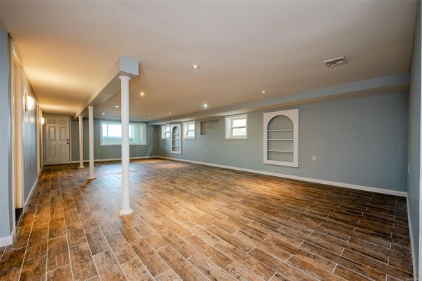 Empty room, Interior, Recessed Lighting, Wood Texture Flooring