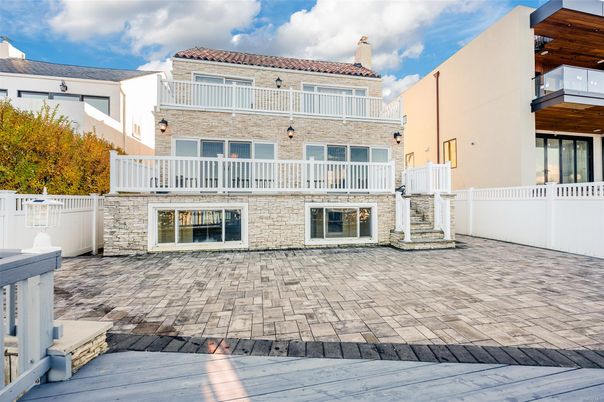 Exterior, Facade, Rowhouse