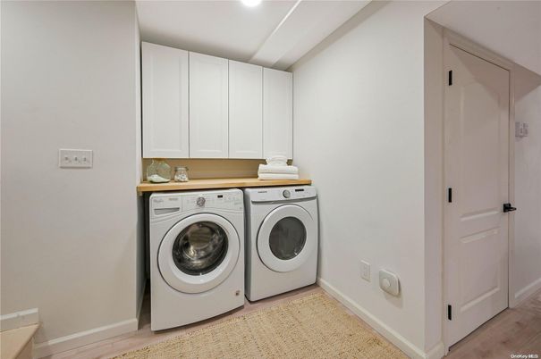 Interior, Recessed Lighting, Washer, Wood Texture Flooring