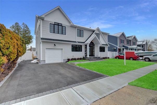 Attached, Exterior, Facade, Farmhouse