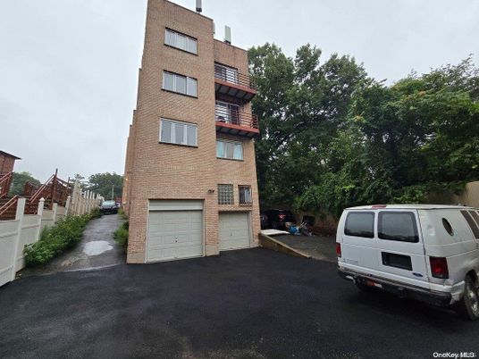 Attached, Exterior, Facade, Brick Facade, Rowhouse