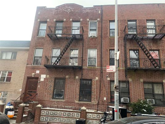 Exterior, Facade, Brick Facade, Rowhouse