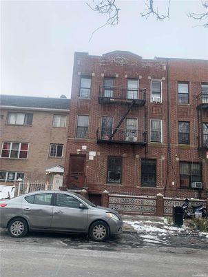 Exterior, Facade, Brick Facade, Rowhouse