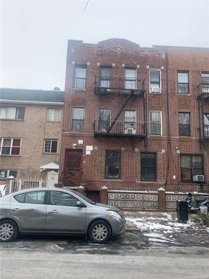 Exterior, Facade, Brick Facade, Rowhouse