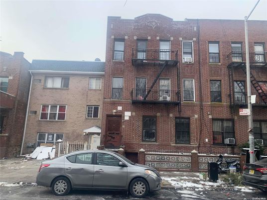 Exterior, Facade, Brick Facade, Rowhouse