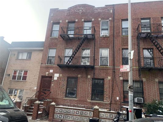 Exterior, Facade, Brick Facade, Rowhouse