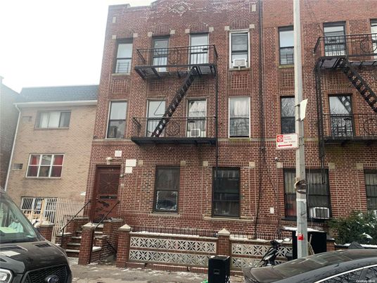 Exterior, Facade, Brick Facade, Rowhouse