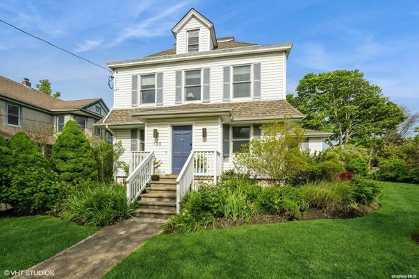 Exterior, Facade, American Foursquare
