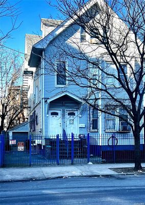 Exterior, Facade, Queen Anne Victorian