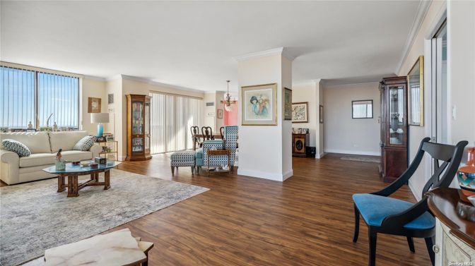 Chandelier, Dining room, Interior, Living room, Pendant Lights, Wood Texture Flooring