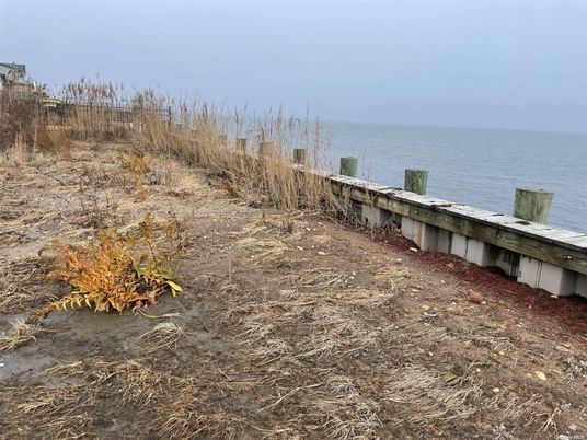 Exterior, Lake