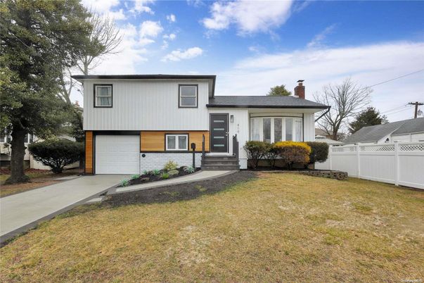 Attached, Exterior, Facade, Split Level