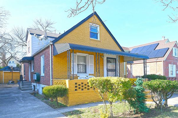 Exterior, Facade, Brick Facade, Queen Anne Victorian
