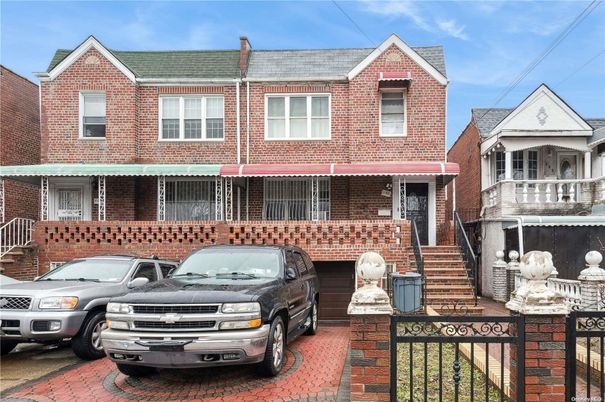 Exterior, Facade, Brick Facade, Rowhouse