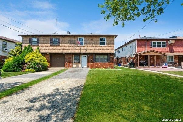 Attached, Exterior, Facade, Brick Facade, Raised Ranch