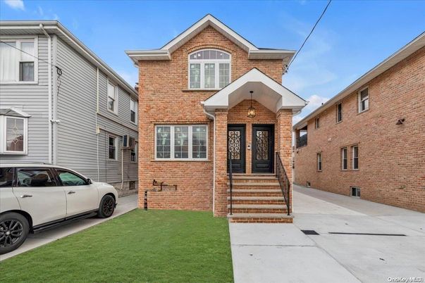 Exterior, Facade, Brick Facade, Rowhouse