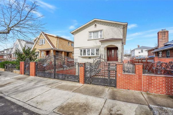 Exterior, Facade, Queen Anne Victorian