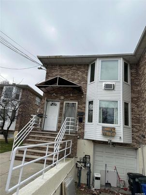 Attached, Exterior, Facade, Brick Facade, Queen Anne Victorian