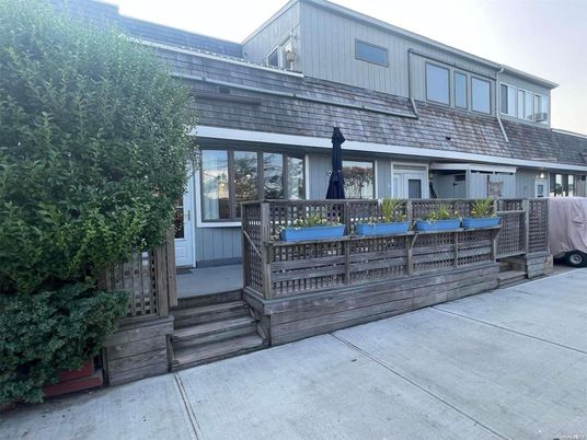 Exterior, Facade, Modern