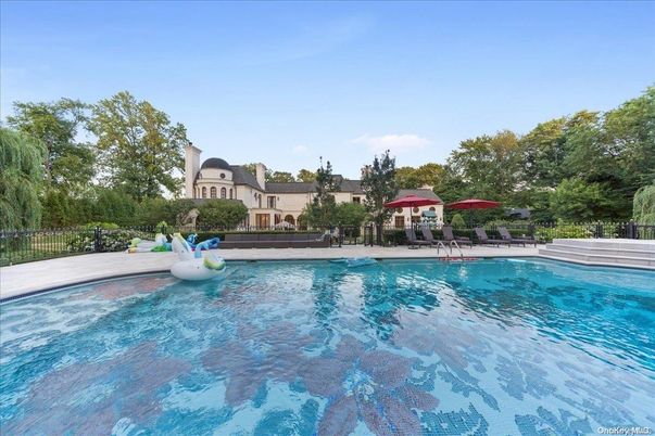Exterior, Playground, Pool