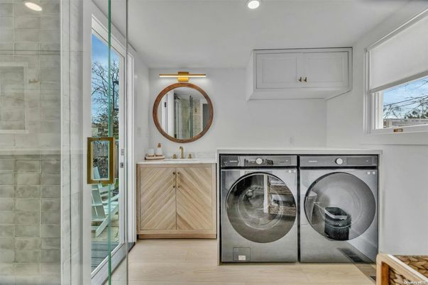 Interior, Recessed Lighting, Washer, Wood Texture Flooring