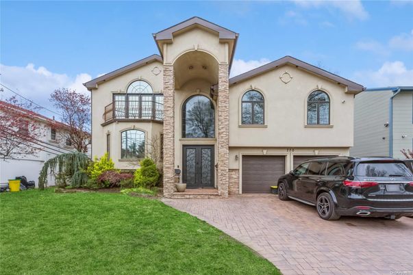 Attached, Exterior, Facade, Mediterranean