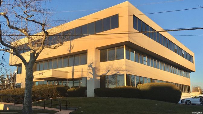 Exterior, Facade, Modern