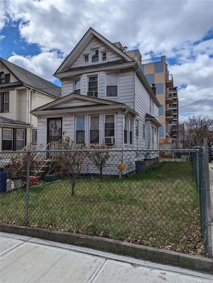 Exterior, Facade, Queen Anne Victorian
