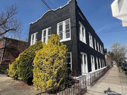 Exterior, Facade, Brick Facade, Rowhouse