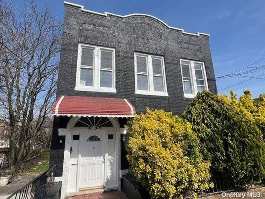 Exterior, Facade, Rowhouse