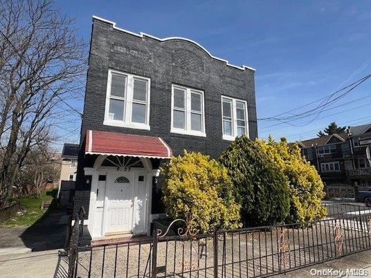 Exterior, Facade, Rowhouse