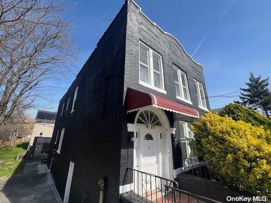 Exterior, Facade, Rowhouse
