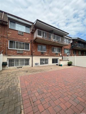 Exterior, Facade, Brick Facade, Rowhouse
