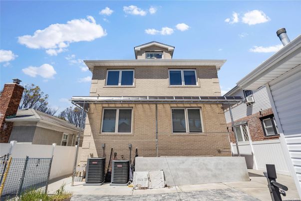 Exterior, Facade, Brick Facade, American Foursquare