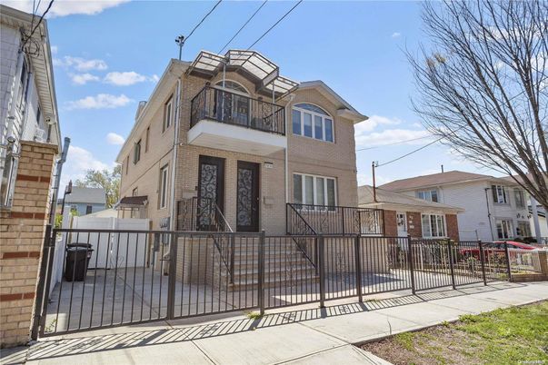 Exterior, Facade, Brick Facade, Rowhouse