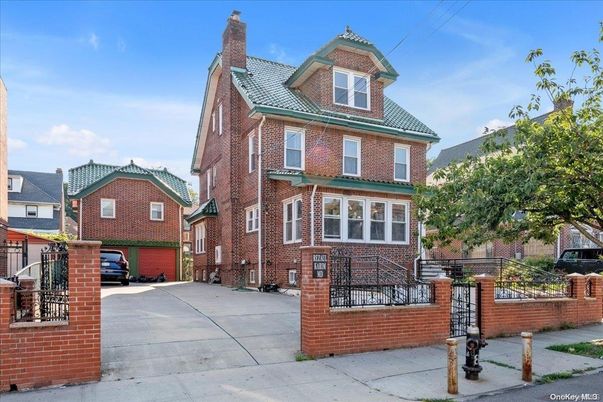 Attached, Exterior, Facade, Brick Facade, Queen Anne Victorian