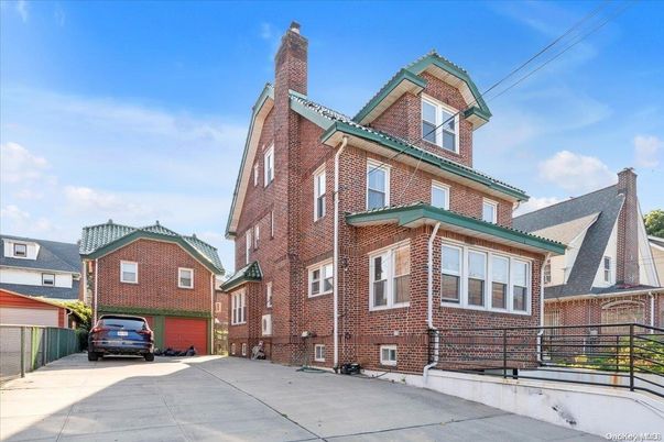 Exterior, Facade, Brick Facade, Rowhouse