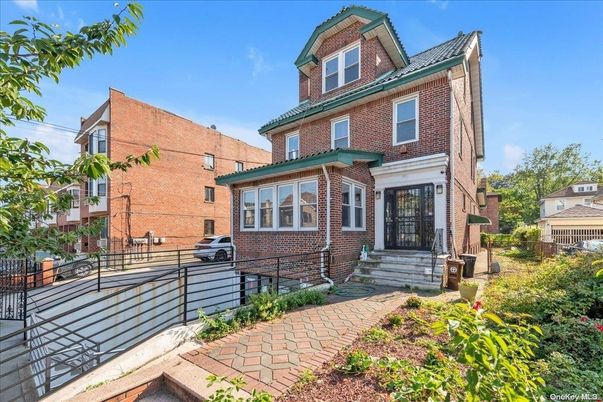 Exterior, Facade, Brick Facade, American Foursquare