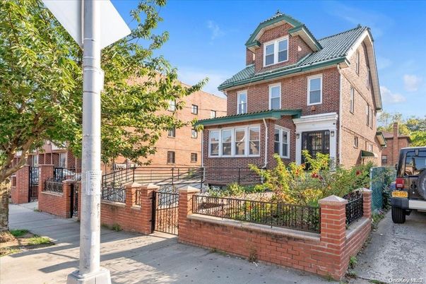 Exterior, Facade, Brick Facade, American Foursquare
