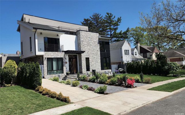 Exterior, Facade, Modern