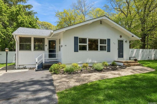 Exterior, Facade, Ranch