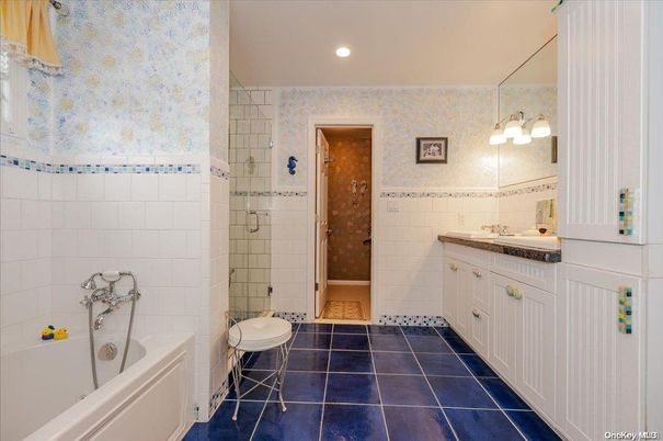 Bathroom, Interior, Recessed Lighting